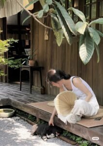Con Gái Không Phải Bát Nước Hắt Đi
