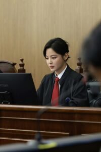 SÁU LẦN Ở TÒA ÁN
