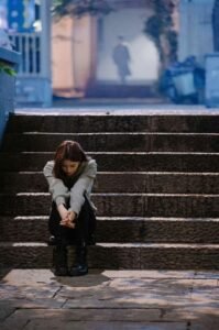 NẾU VẬY MỌI NGƯỜI NGỒI DƯỚI TÔI ĐI